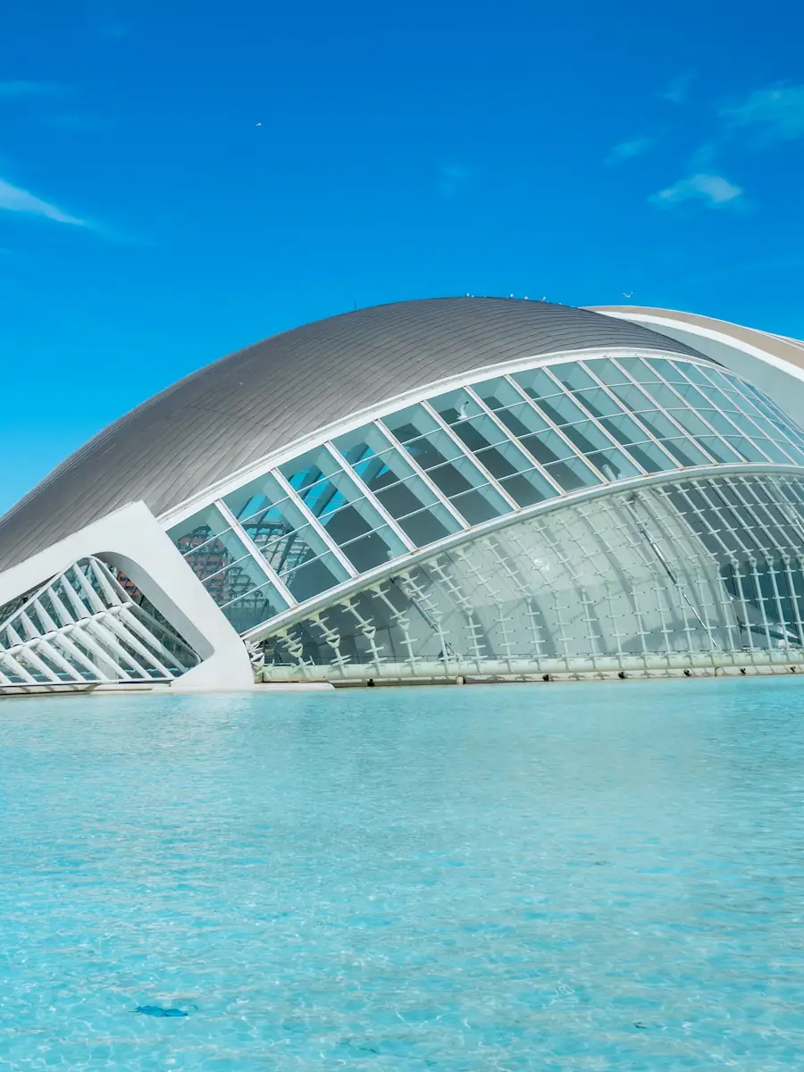 El Hemisfèric de la Ciutat de les Arts i les Ciències reflejado en su lámina de agua azul